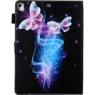Husa Sigloo pentru iPad 9.7" 2018/2017 & iPad Air 1/Air 2 – Coperta Smart Magnetica din Piele PU, Suport carduri – Model Fluturi Mov