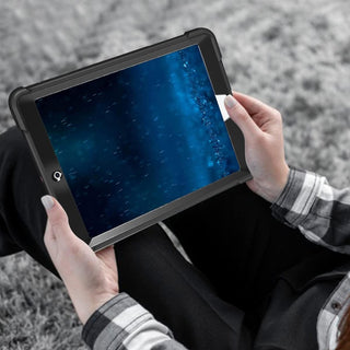 Husa Sigloo iPad 9.7" (iPad 5/6, Air 2, Pro 9.7) – 3 Straturi Protectie, Suport Integrat, Ecran Protejat, Antisoc – Negru carbune
